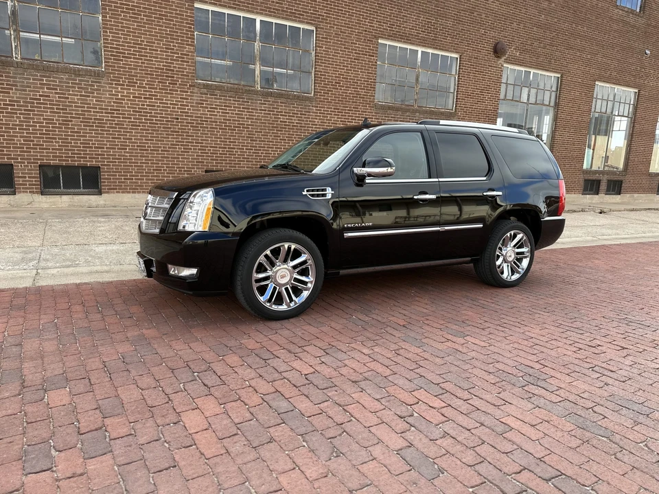 2011 Cadillac Escalade & EXT 3rd Gen - Image 2 of 31