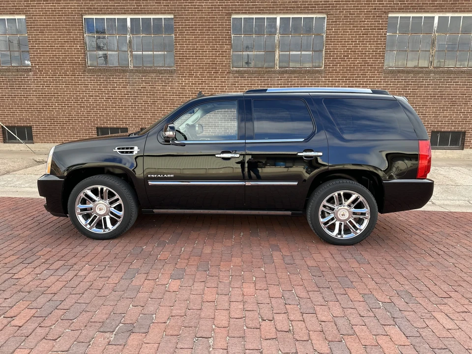 2011 Cadillac Escalade & EXT 3rd Gen - Image 16 of 31