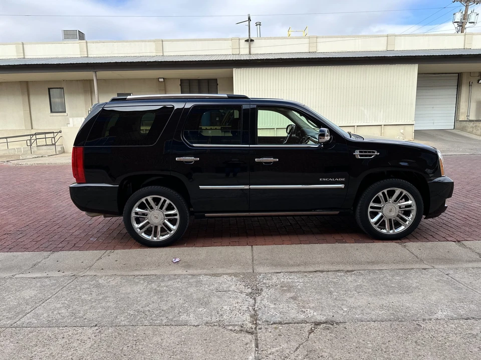 2011 Cadillac Escalade & EXT 3rd Gen - Image 9 of 31