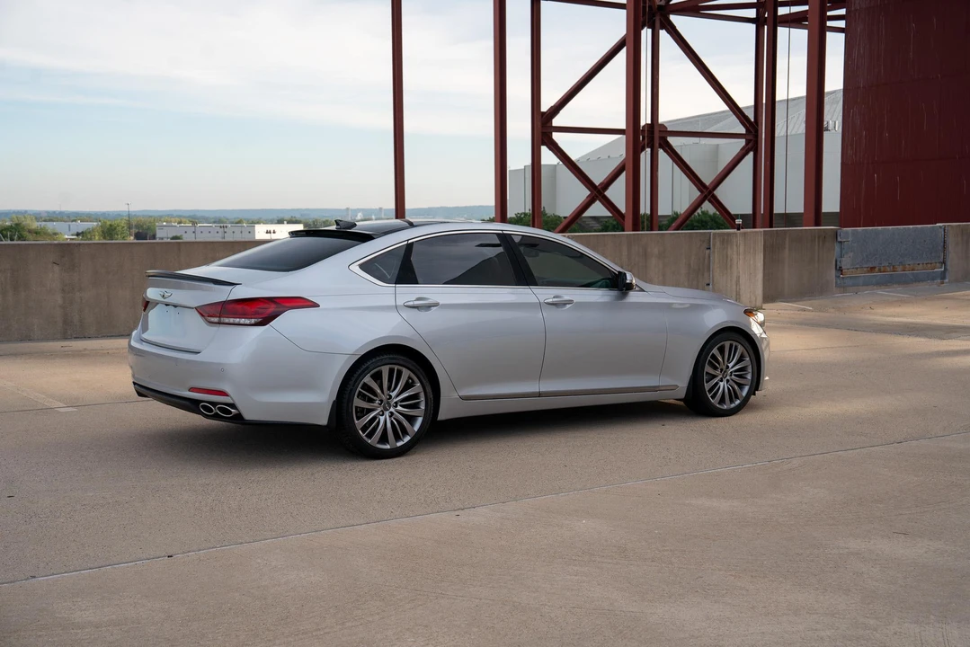2015 Hyundai Genesis - Image 14 of 31