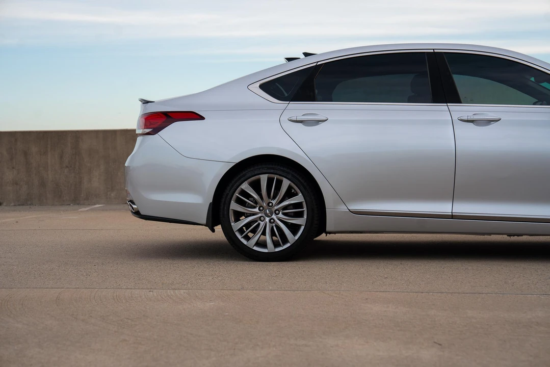 2015 Hyundai Genesis - Image 19 of 31
