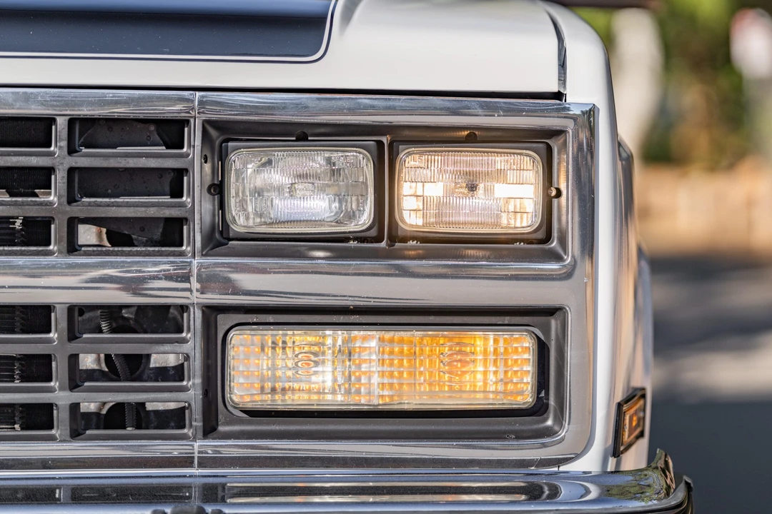 1991 Chevrolet Suburban 7th Gen - Image 12 of 31