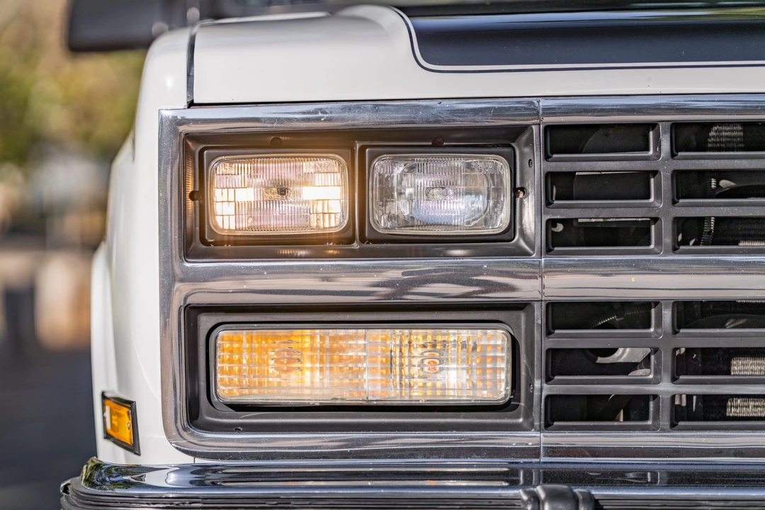 1991 Chevrolet Suburban 7th Gen - Image 11 of 31