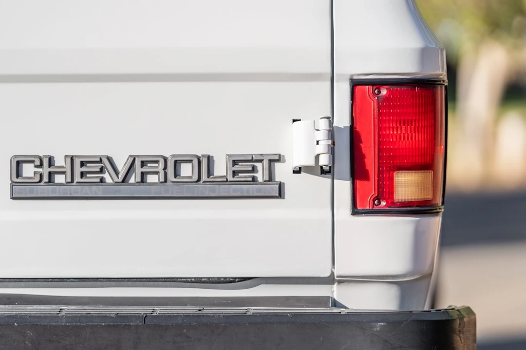 1991 Chevrolet Suburban 7th Gen - Image 15 of 31