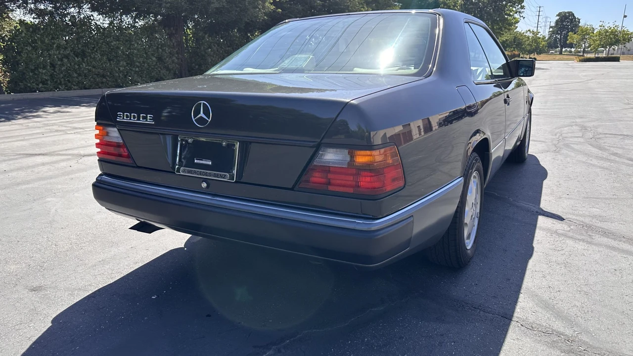 1992 Mercedes-Benz W124 E-Class - Image 13 of 31