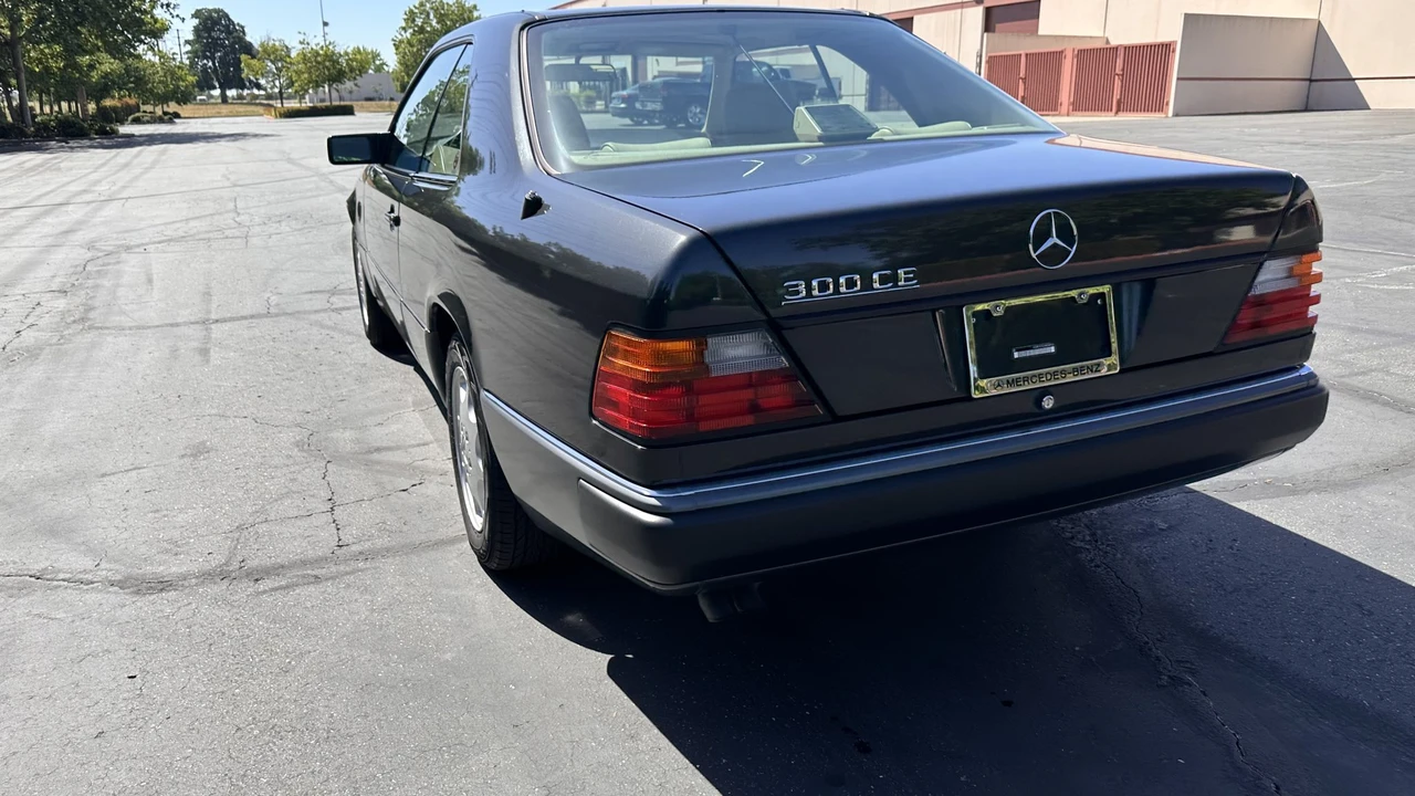 1992 Mercedes-Benz W124 E-Class - Image 10 of 31