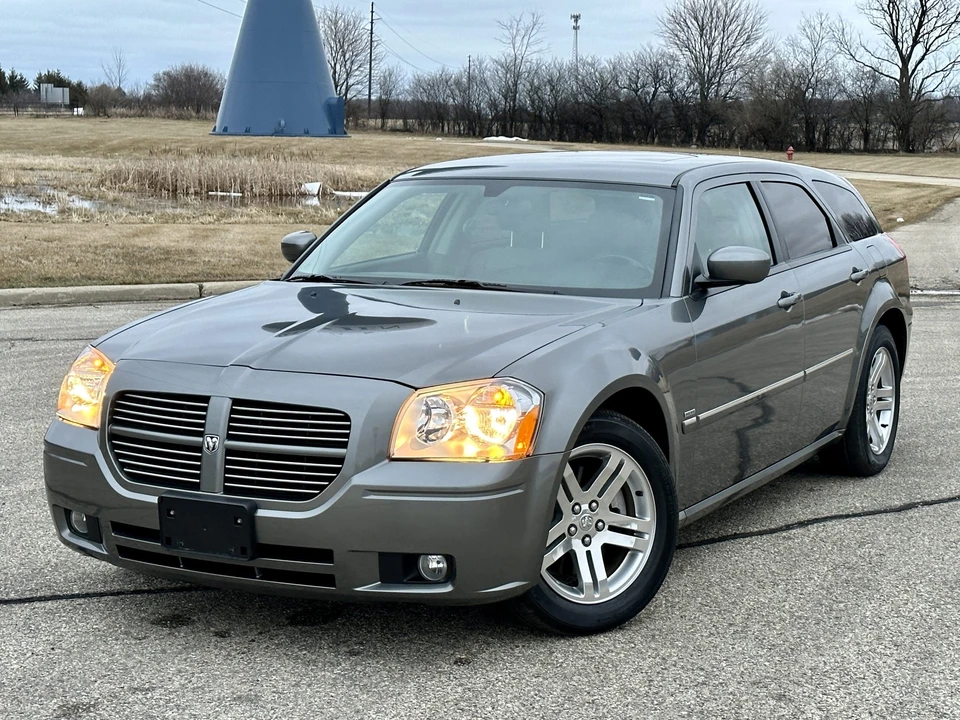 2005 Dodge Magnum 2nd Gen Wagon - Image 2 of 31