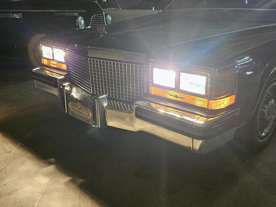 1988 Cadillac Brougham - Image 16 of 31