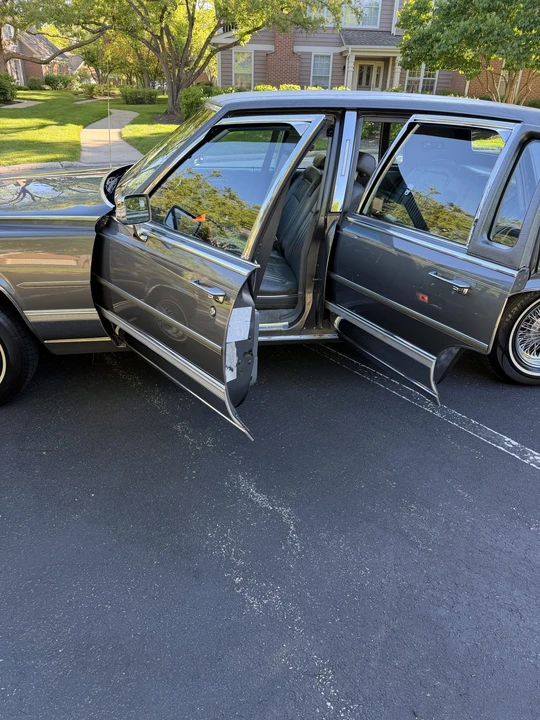 1992 Cadillac Brougham - Image 19 of 31