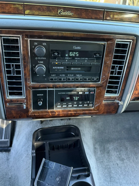 1992 Cadillac Brougham - Image 28 of 31