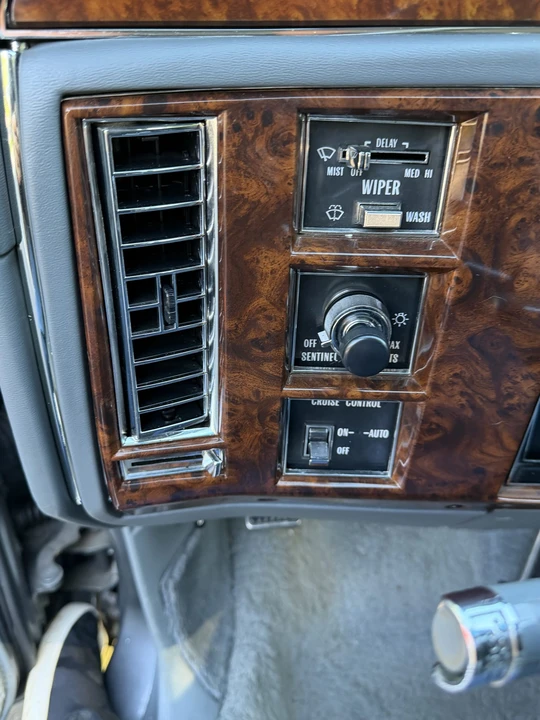 1992 Cadillac Brougham - Image 25 of 31
