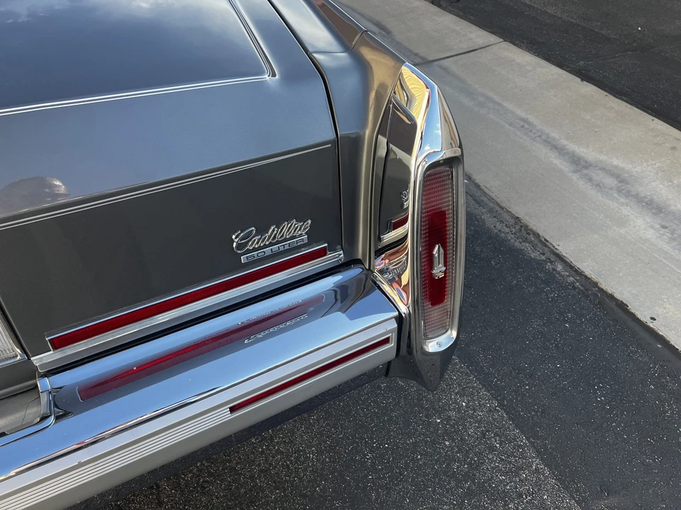1992 Cadillac Brougham - Image 24 of 31
