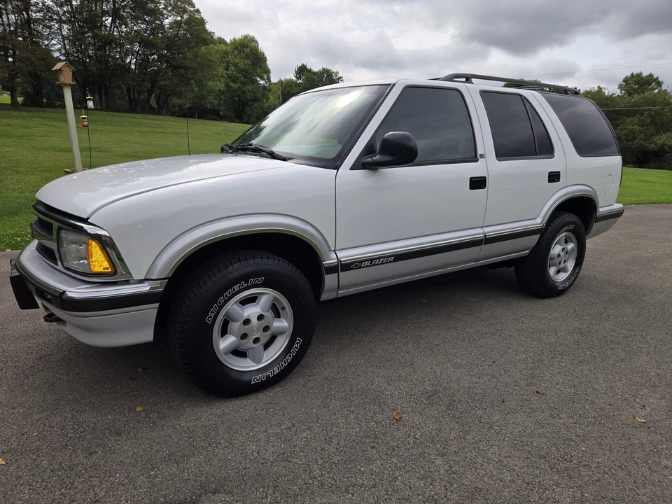 1996 Chevrolet S-10 Blazer 2nd Gen - Image 2 of 31
