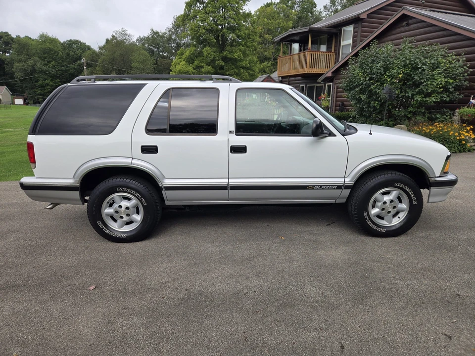 1996 Chevrolet S-10 Blazer 2nd Gen - Image 4 of 31