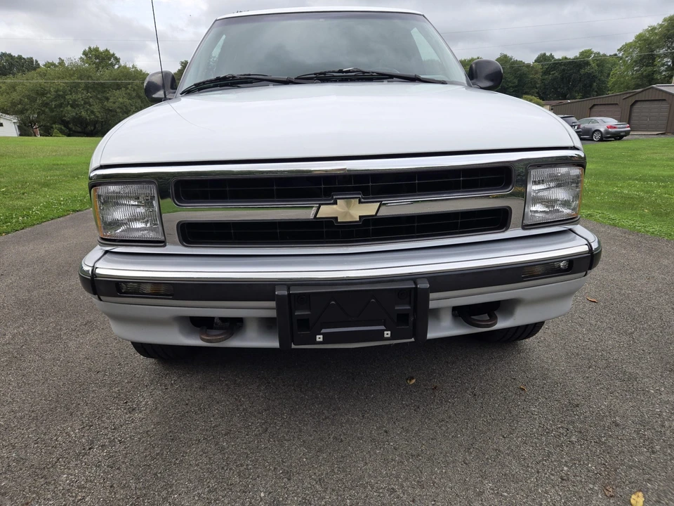 1996 Chevrolet S-10 Blazer 2nd Gen - Image 3 of 31