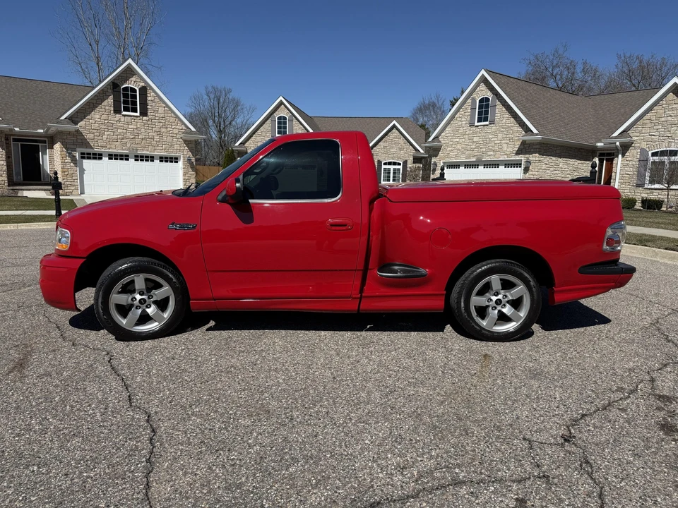 2001 Ford F-150 SVT Lightning 10th Gen - Image 6 of 31
