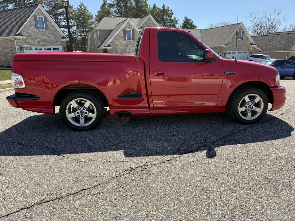 2001 Ford F-150 SVT Lightning 10th Gen - Image 2 of 31