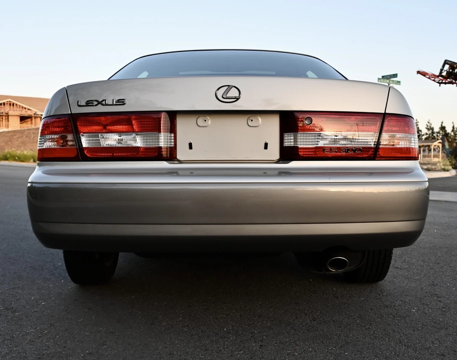 2001 Lexus ES 3rd Gen - Image 11 of 31