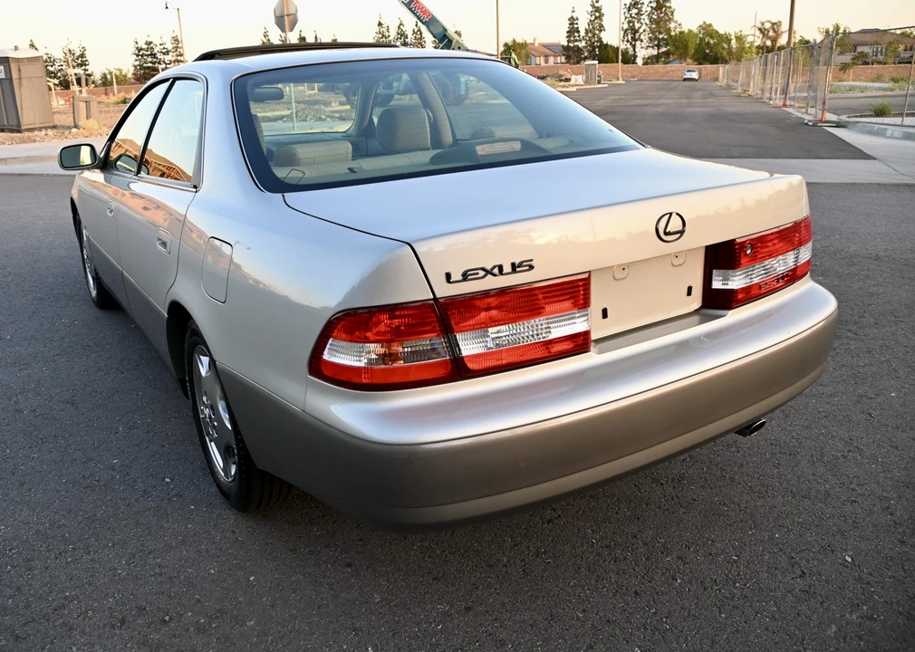 2001 Lexus ES 3rd Gen - Image 9 of 31