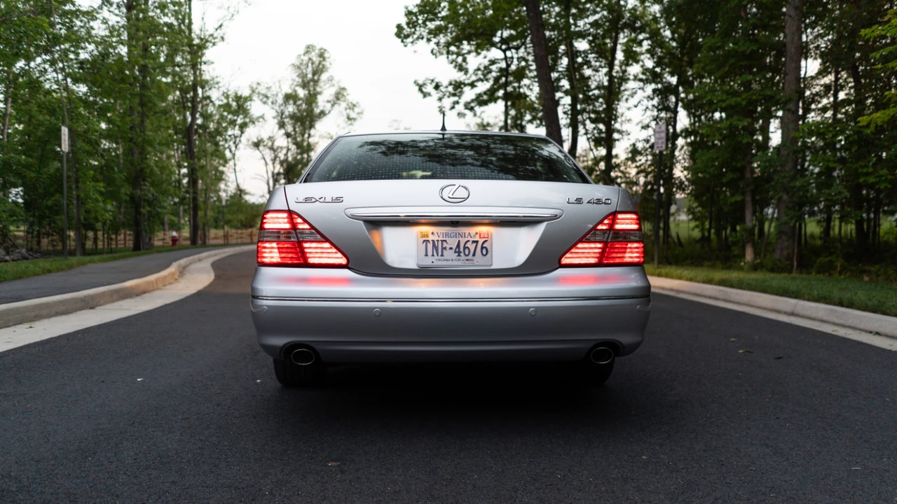 2004 Lexus LS 3rd Gen - Image 22 of 31