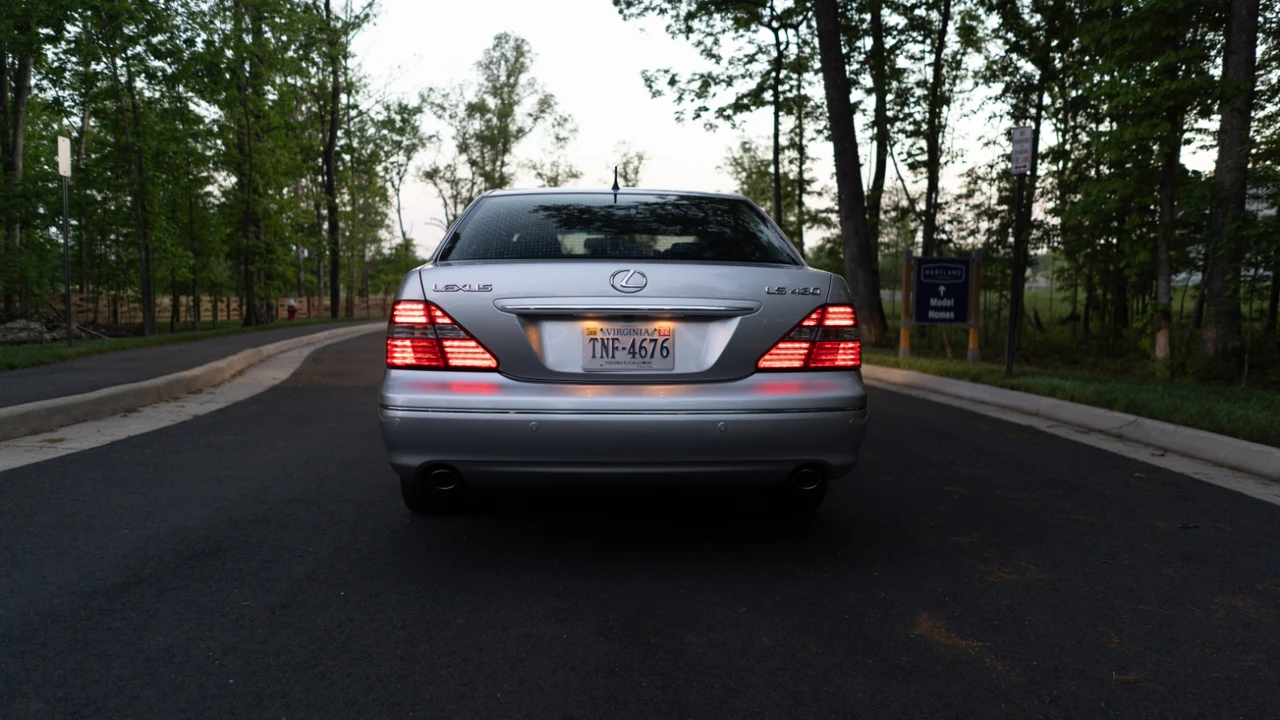 2004 Lexus LS 3rd Gen - Image 23 of 31