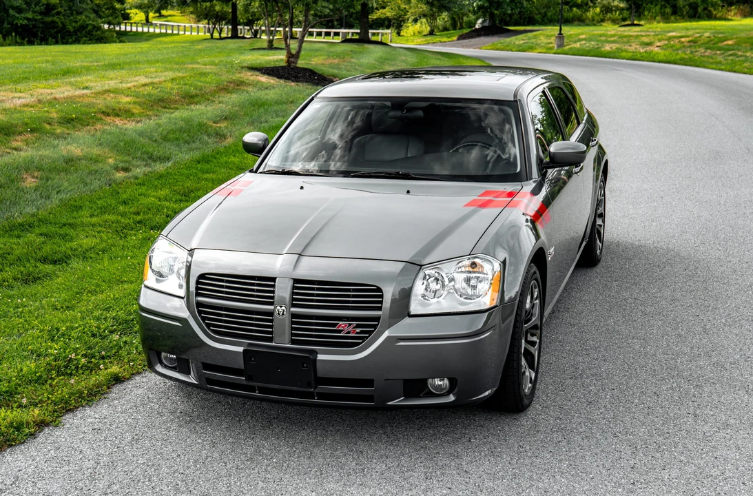 2005 Dodge Magnum 2nd Gen Wagon - Image 2 of 31