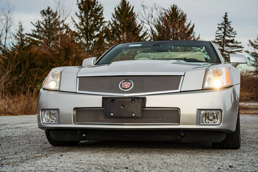 2006 Cadillac XLR-V - Image 2 of 31