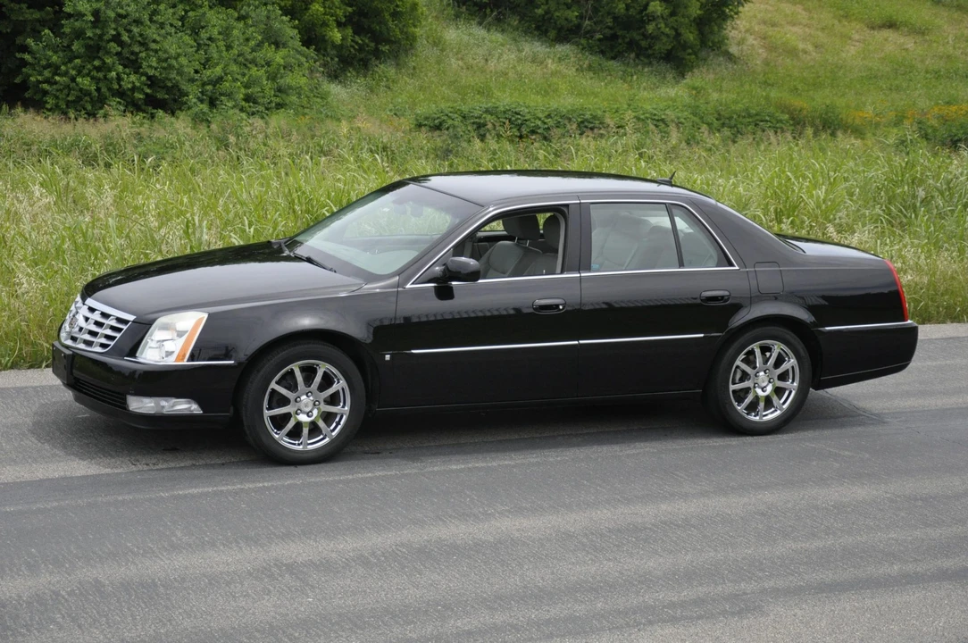 2007 Cadillac DTS - Image 2 of 31