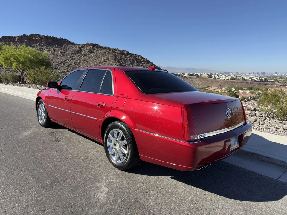 2010 Cadillac DTS - Image 10 of 31