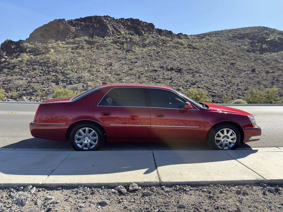 2010 Cadillac DTS - Image 8 of 31