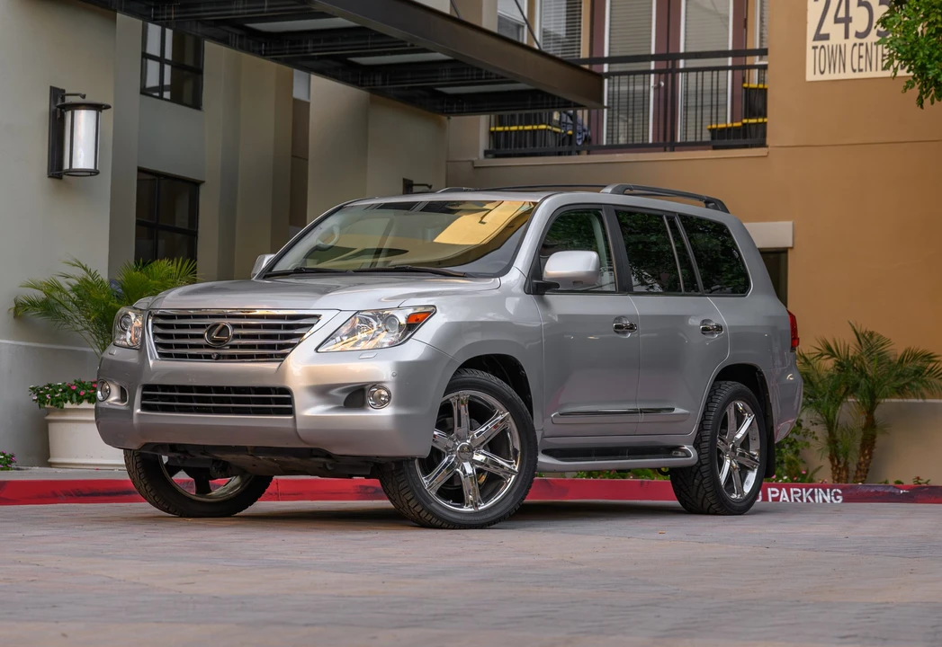2010 Lexus LX 3rd Gen - Image 4 of 31