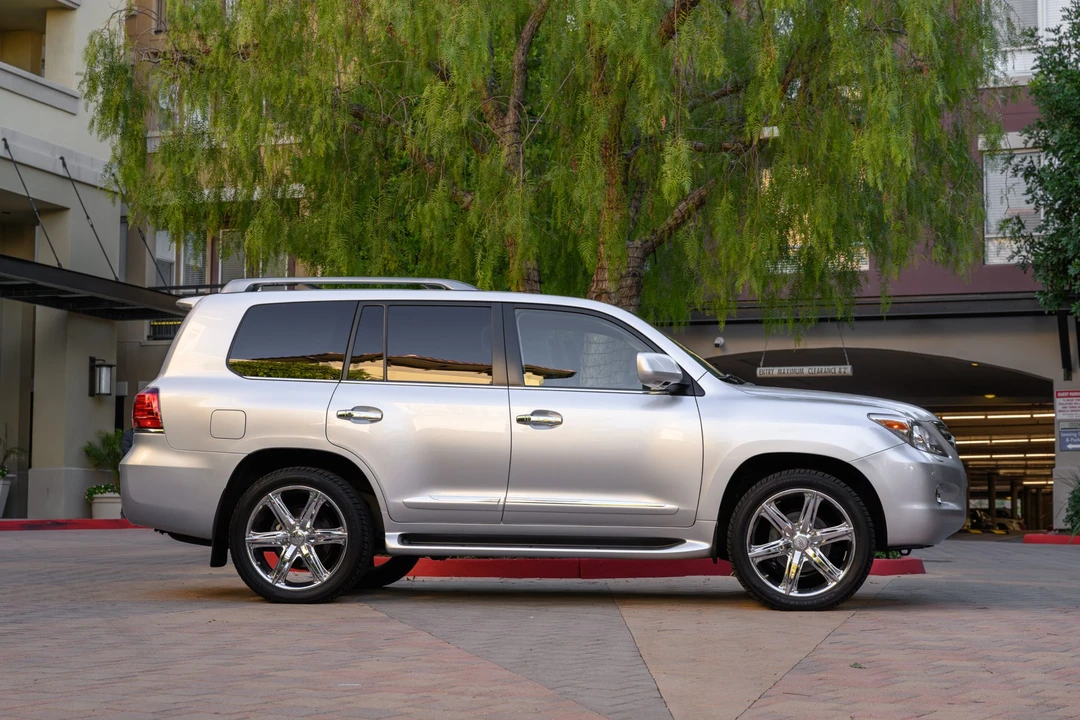 2010 Lexus LX 3rd Gen - Image 11 of 31