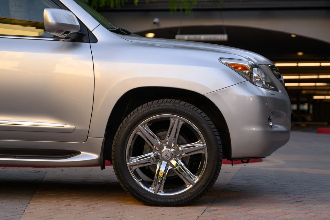 2010 Lexus LX 3rd Gen - Image 24 of 31