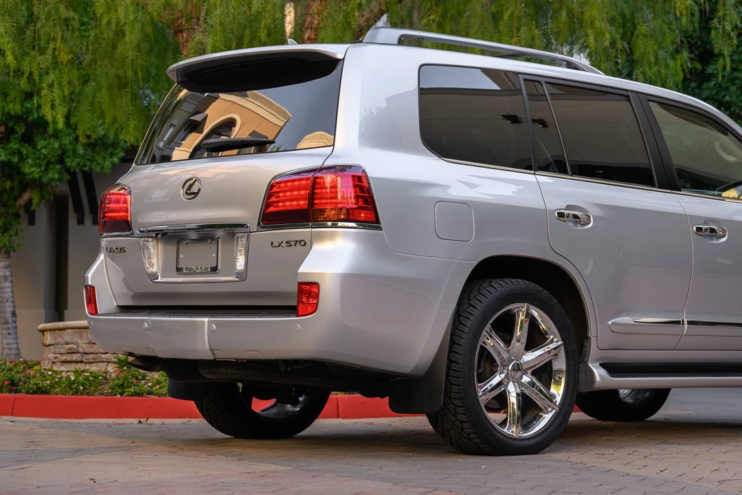 2010 Lexus LX 3rd Gen - Image 27 of 31
