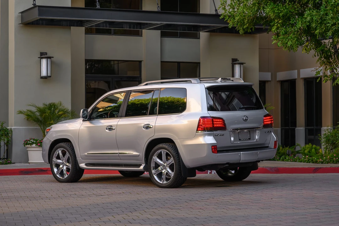 2010 Lexus LX 3rd Gen - Image 19 of 31