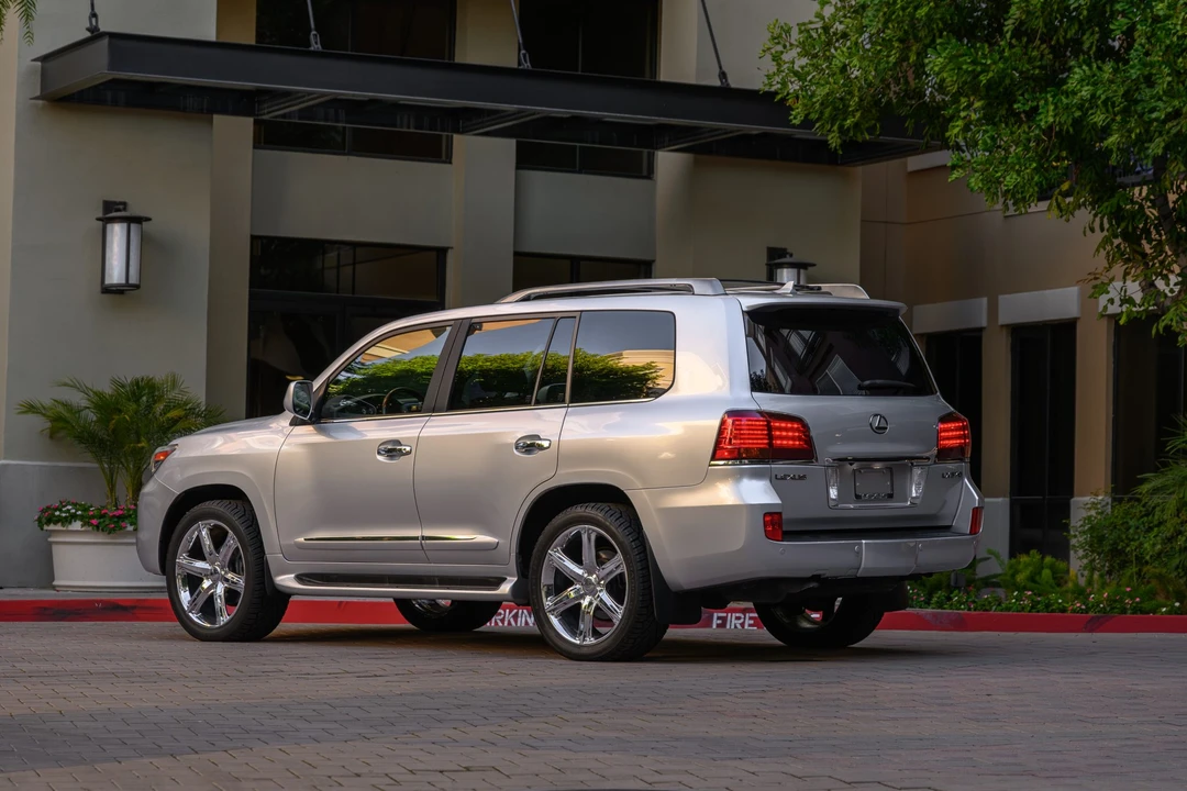 2010 Lexus LX 3rd Gen - Image 18 of 31