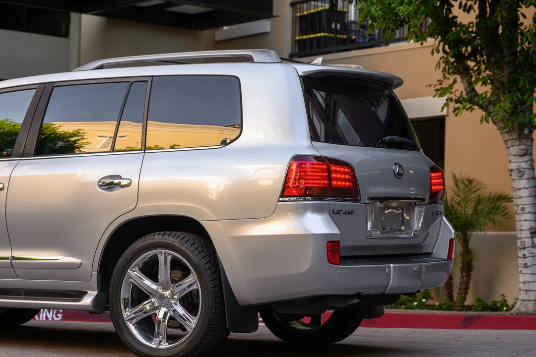 2010 Lexus LX 3rd Gen - Image 28 of 31