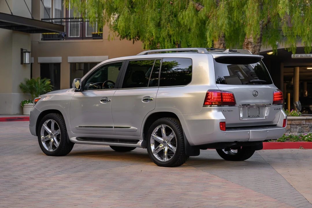2010 Lexus LX 3rd Gen - Image 17 of 31
