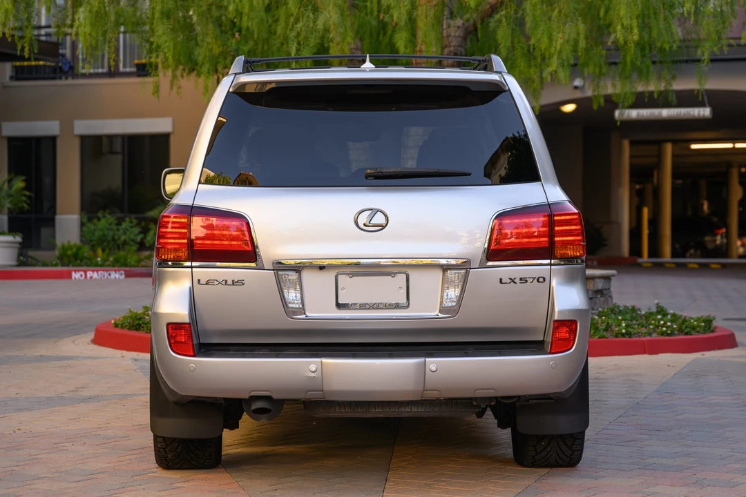 2010 Lexus LX 3rd Gen - Image 16 of 31