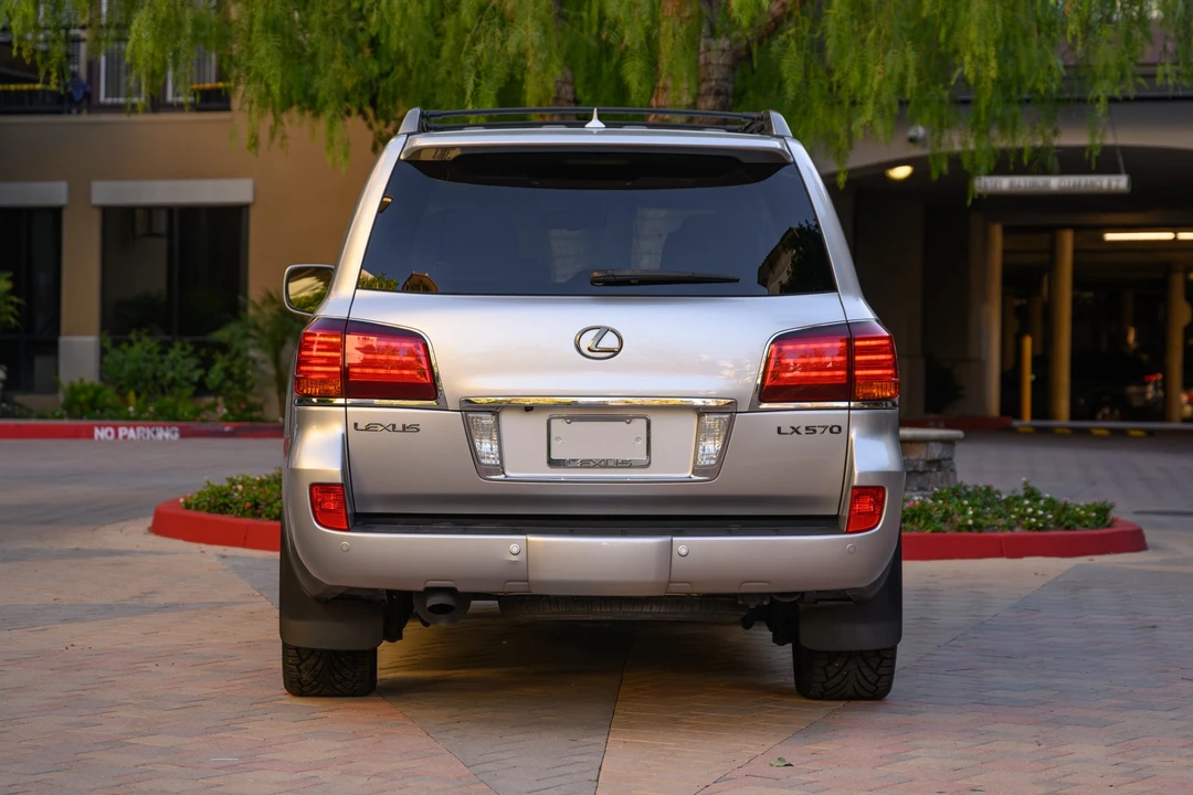 2010 Lexus LX 3rd Gen - Image 15 of 31