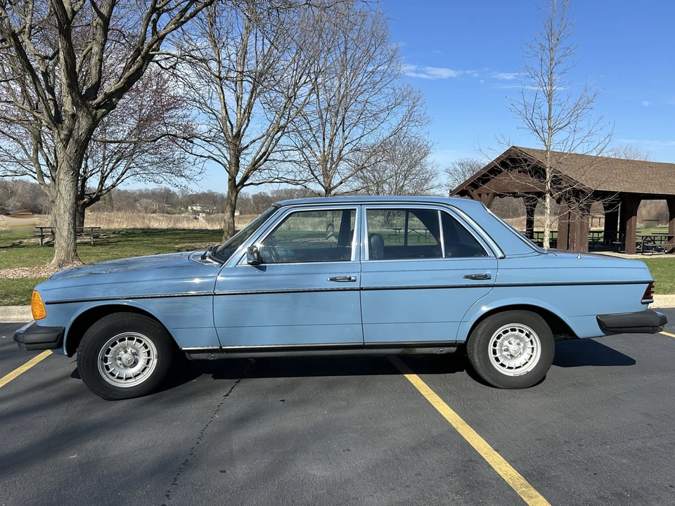 1982 Mercedes-Benz W123 Sedan - Image 8 of 31