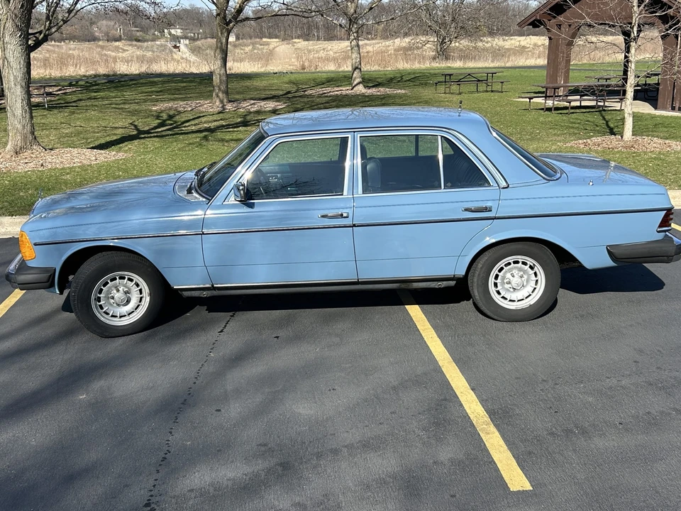 1982 Mercedes-Benz W123 Sedan - Image 9 of 31