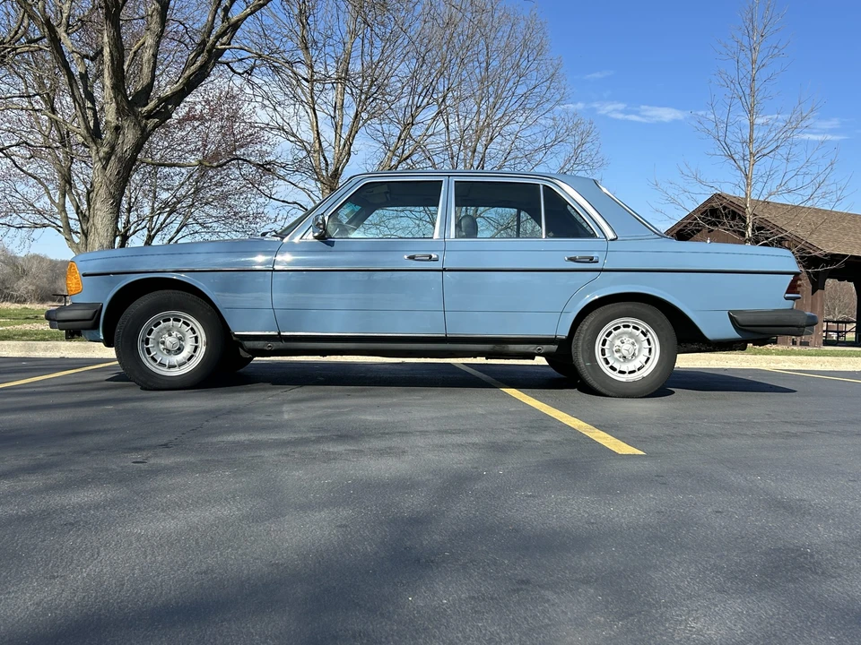 1982 Mercedes-Benz W123 Sedan - Image 10 of 31
