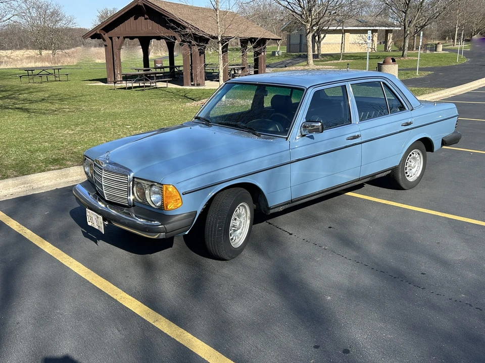 1982 Mercedes-Benz W123 Sedan - Image 5 of 31