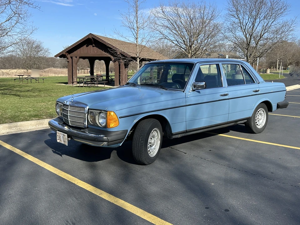 1982 Mercedes-Benz W123 Sedan - Image 3 of 31