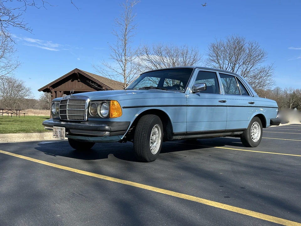 1982 Mercedes-Benz W123 Sedan - Image 2 of 31