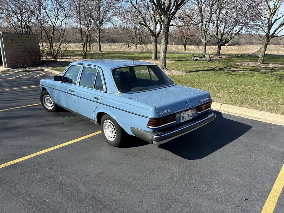 1982 Mercedes-Benz W123 Sedan - Image 17 of 31
