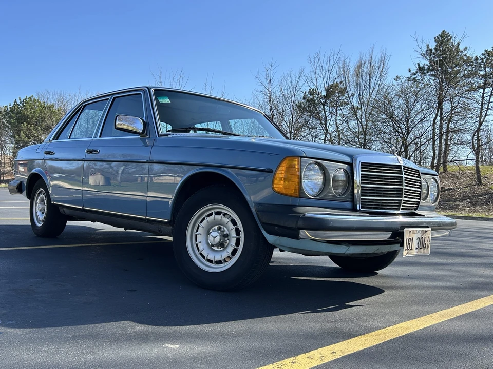 1982 Mercedes-Benz W123 Sedan - Image 25 of 31