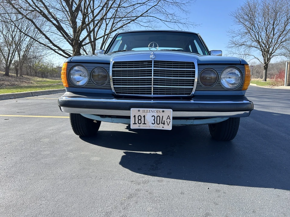 1982 Mercedes-Benz W123 Sedan - Image 29 of 31