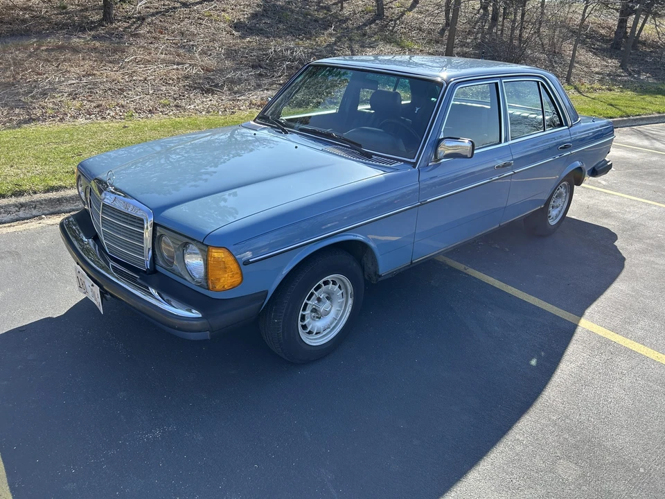 1982 Mercedes-Benz W123 Sedan - Image 6 of 31